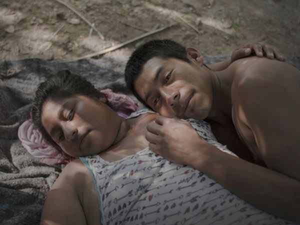 Två personer ligger på marken.