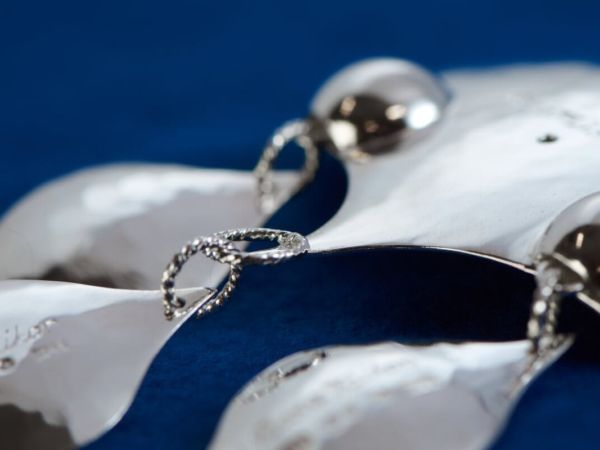 Detalj av smycke gjort av Rosa Taikon