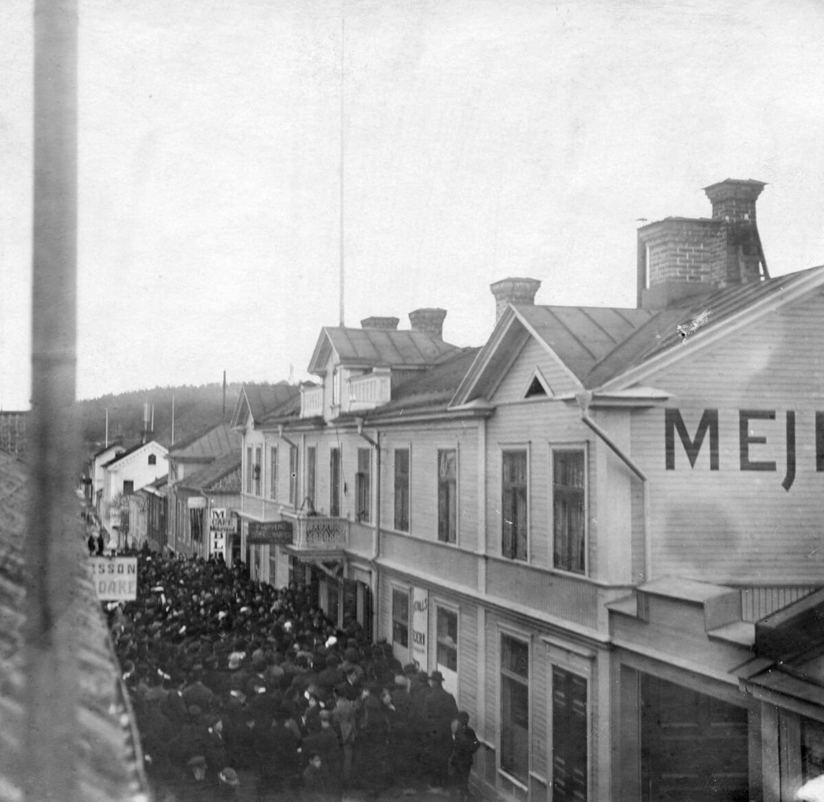 Ett demonstationståg går genom en stadskärna.