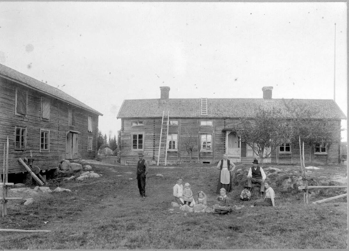 En grupp människor poserar på en lantbruksgård.