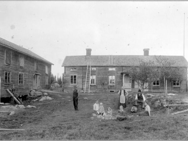 En grupp människor poserar på en lantbruksgård.