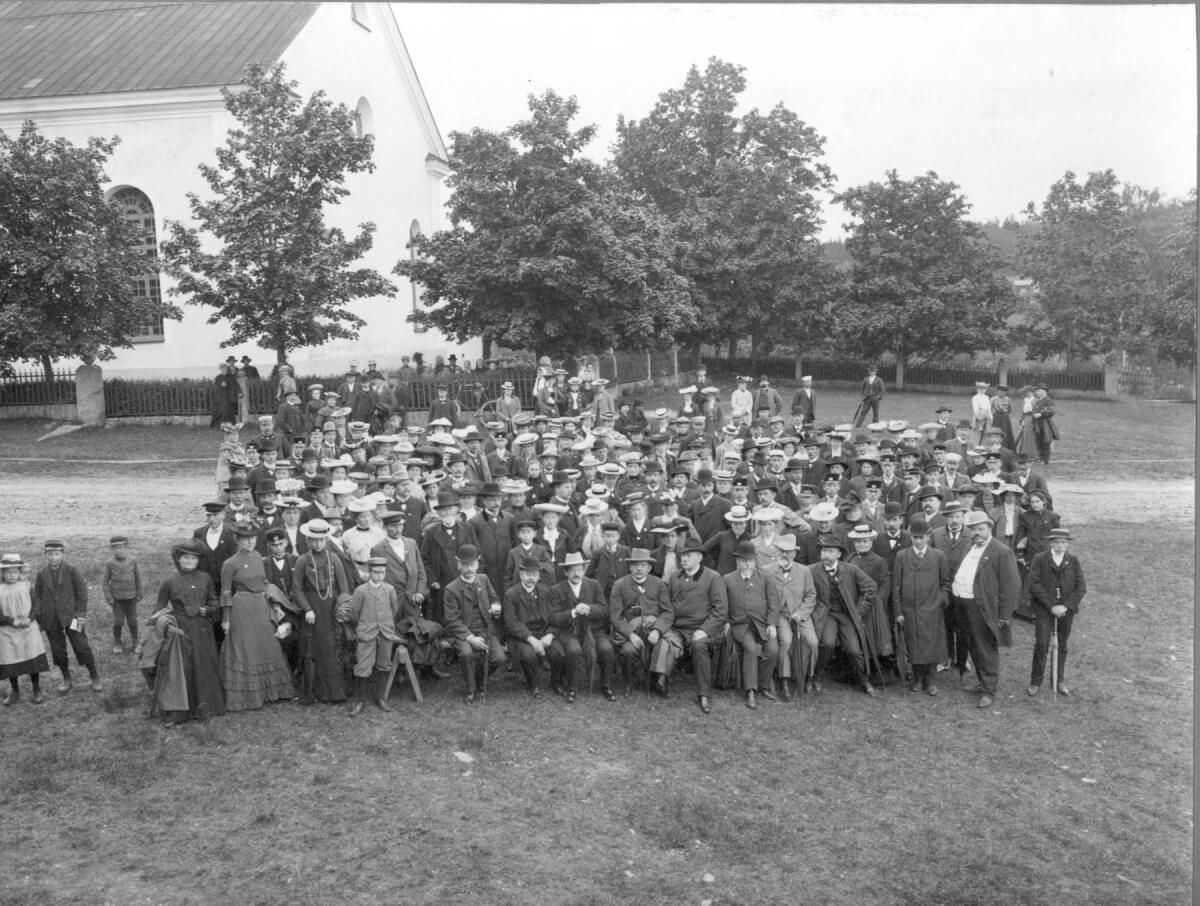 Ett gruppfoto intill en kyrka.