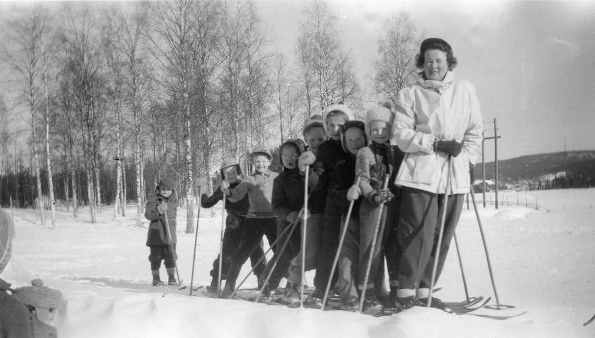 Kvinna och barn åker längdskidor.