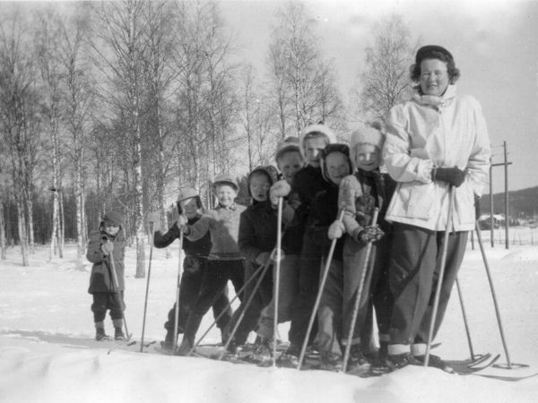 Kvinna och barn åker längdskidor.