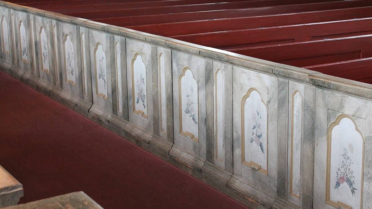 Rad med bänkdörrar i Borgsjö kyrka, Medelpad.