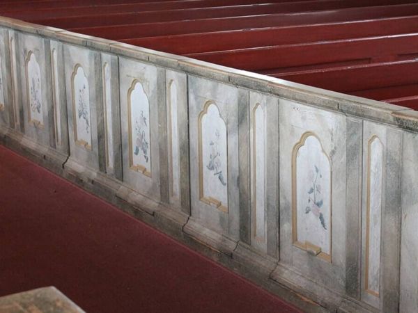 Rad med bänkdörrar i Borgsjö kyrka, Medelpad.
