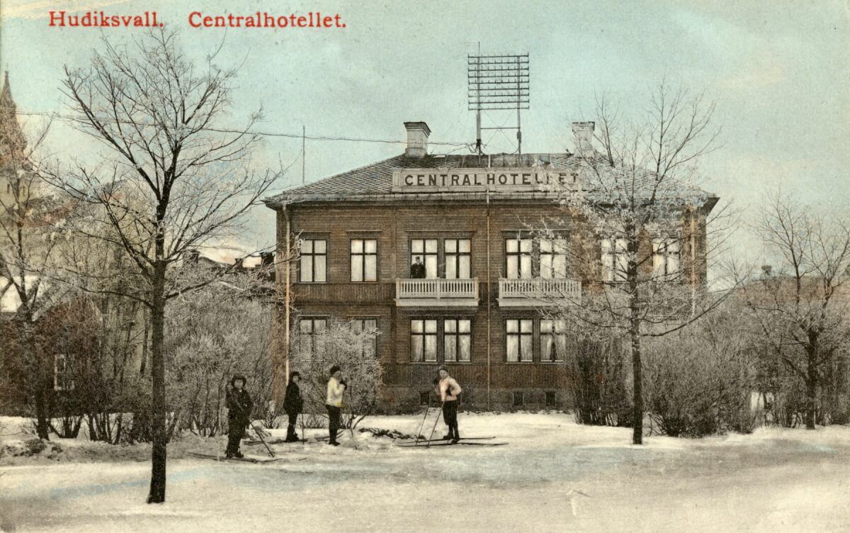 Några skidåkare framför centralhotellet i Hudiksvall.