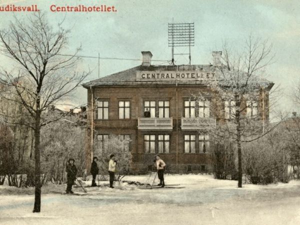 Några skidåkare framför centralhotellet i Hudiksvall.