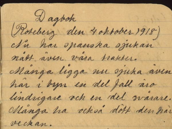 Utdrag ut Kristina Olssons dagbok med texten: Dagbok (Roteberg den 4 oktober 1918) Nu har Spanska sjukan nått även våra trakter. Många ligga nu sjuka även här i byn en del fall äro lindrigare och en del svårare. Många ha också dött den här veckan.