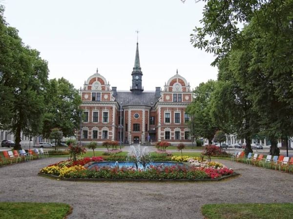 Söderhamns rådhus med rådhusparken i förgrunden