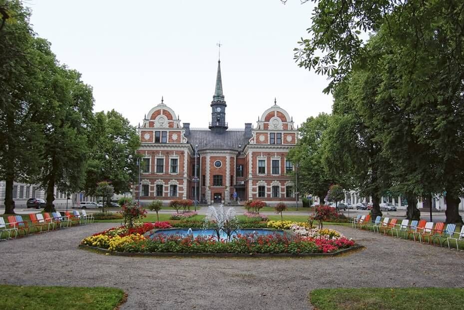 Söderhamns rådhus med rådhusparken i förgrunden