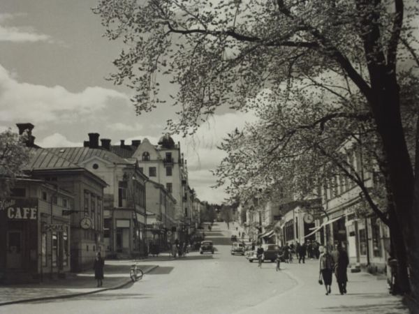 Stadsvy över gata.
