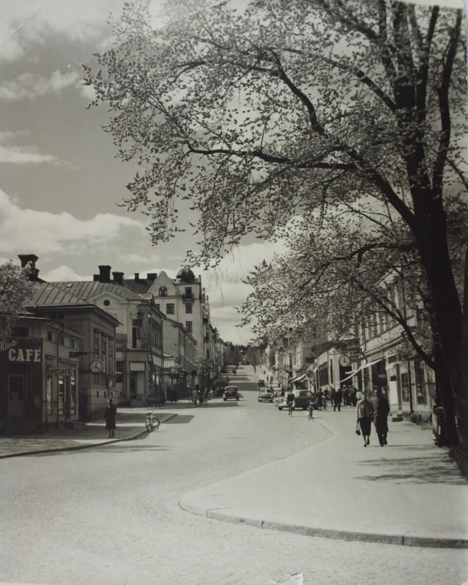 Stadsvy över gata.