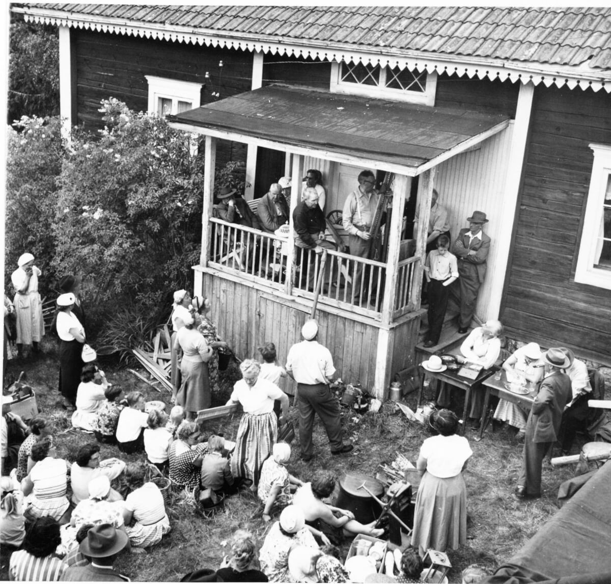 En gårdsauktion vid en förstukvist.