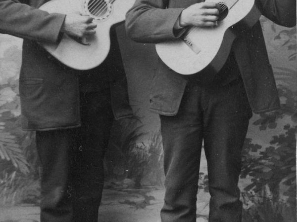 Två gitarrspelande män