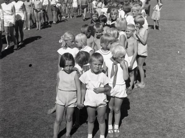 Barn på led vid ett Frisksport evenemang.