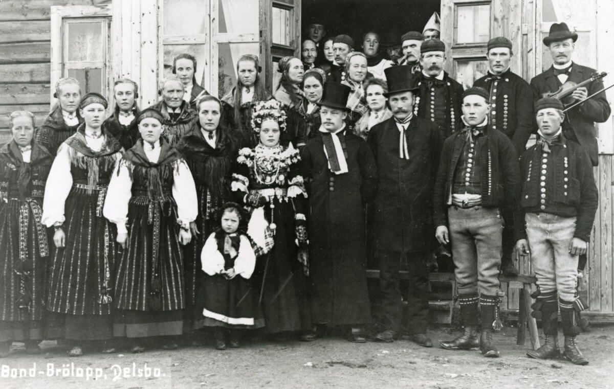 Ett bröllopsfoto med folkdräktsklädda personer.