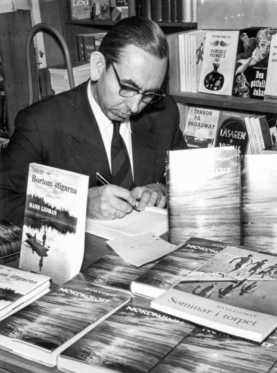 Hans Lidman signerar böcker