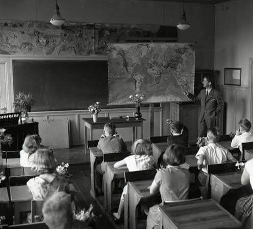 En skolklass undervisas av en magister i ett klassrum i Glösbo 1956.