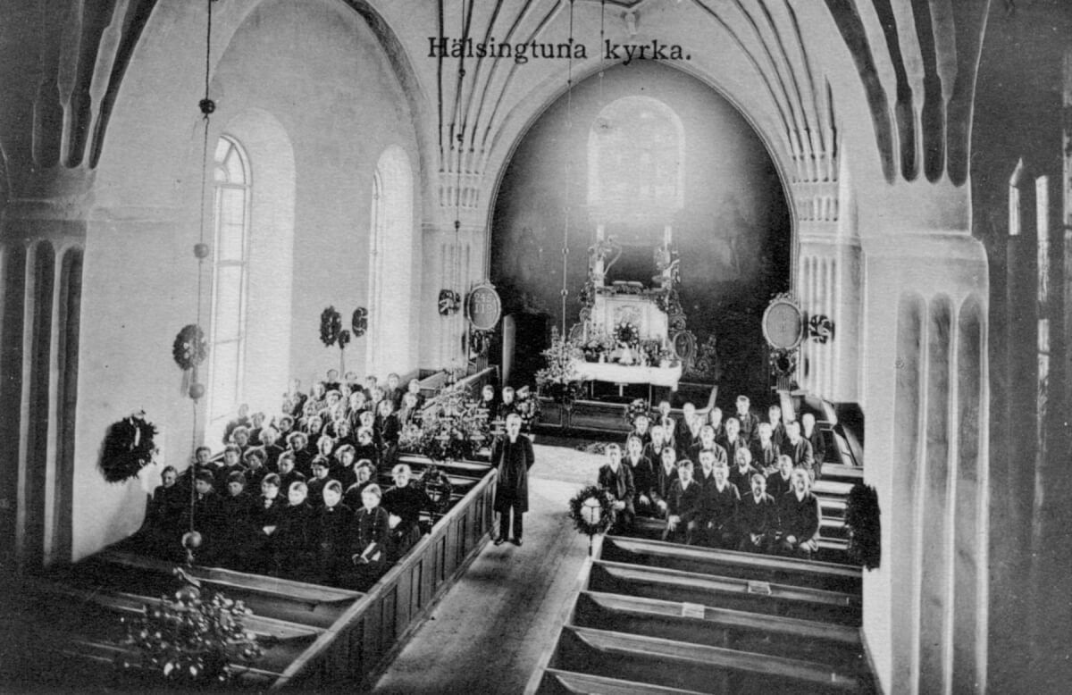 En kyrkointeriör med uppdelning av pojkar och flickor på olika sidor av mittgången.