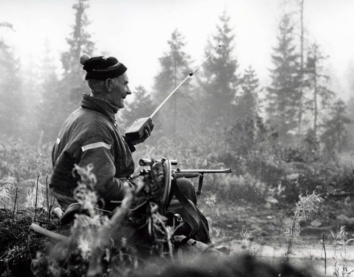 En man pratar i sin walkie-talkie på jaktpass.