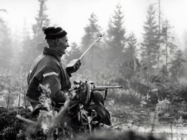 En man pratar i sin walkie-talkie på jaktpass.