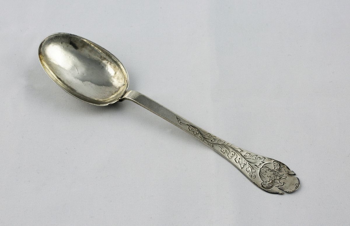 Silversked med ornamentik.