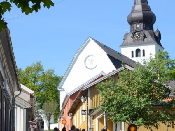 Kyrkobyggnad med gata i förgrunden.