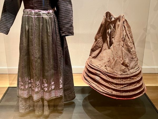 En krinolin i monter