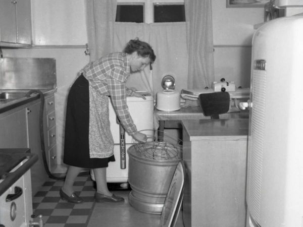 En kvinna använder en köksmaskin.