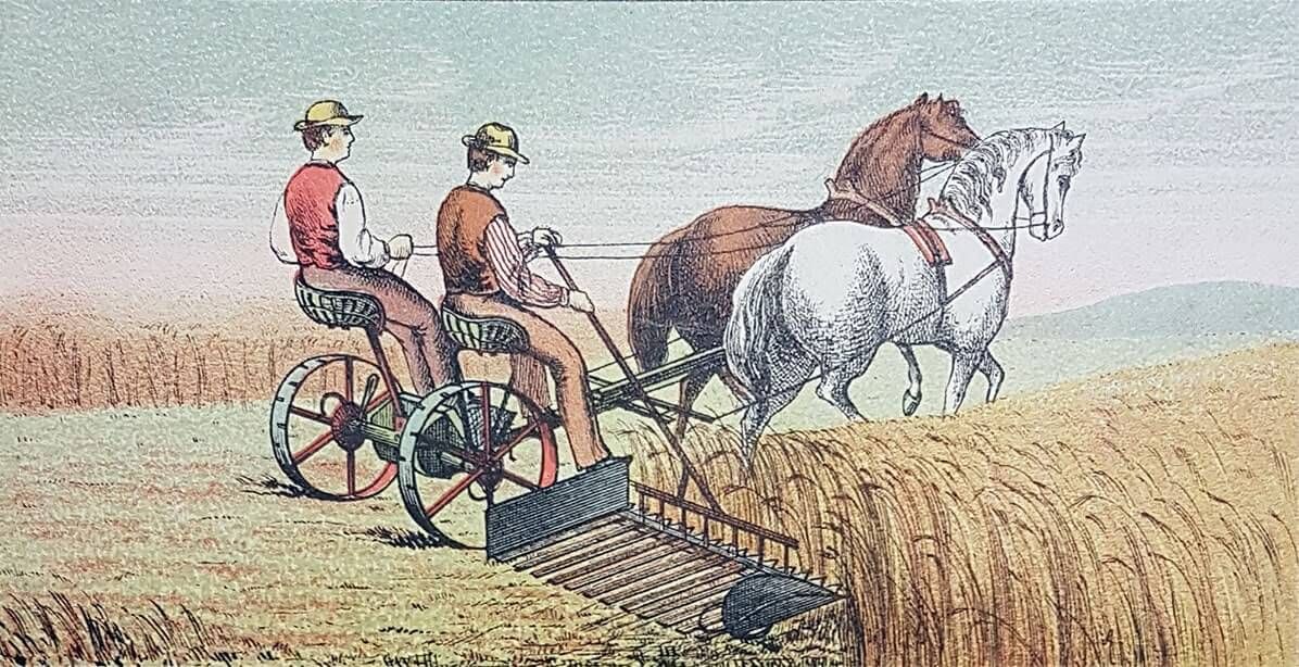 Två människor som sitter på en slåttermaskin dragen av hästar.