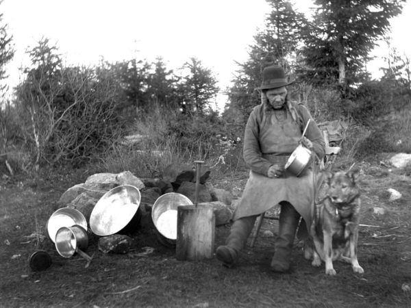 Man med hund och kastruller.