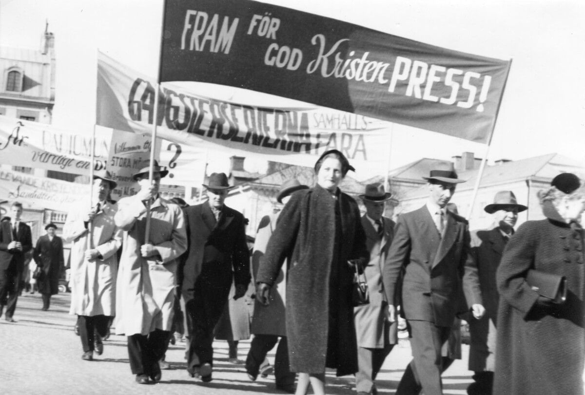 Demonstrationståg i Hudiksvall. På plakaten står "Fram för god kristen press!"