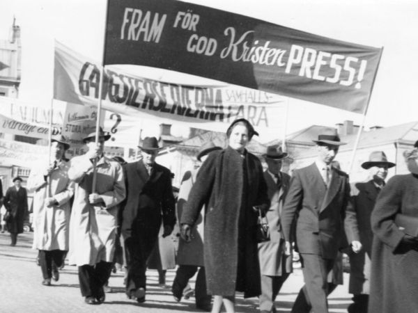 Demonstrationståg i Hudiksvall. På plakaten står "Fram för god kristen press!"