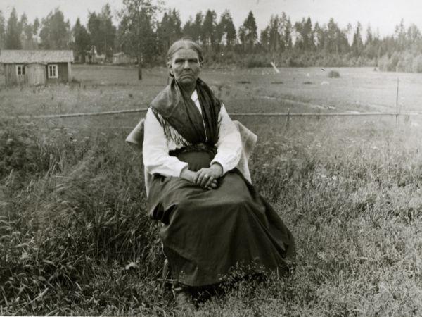 Fotografi av kvinna på äng.