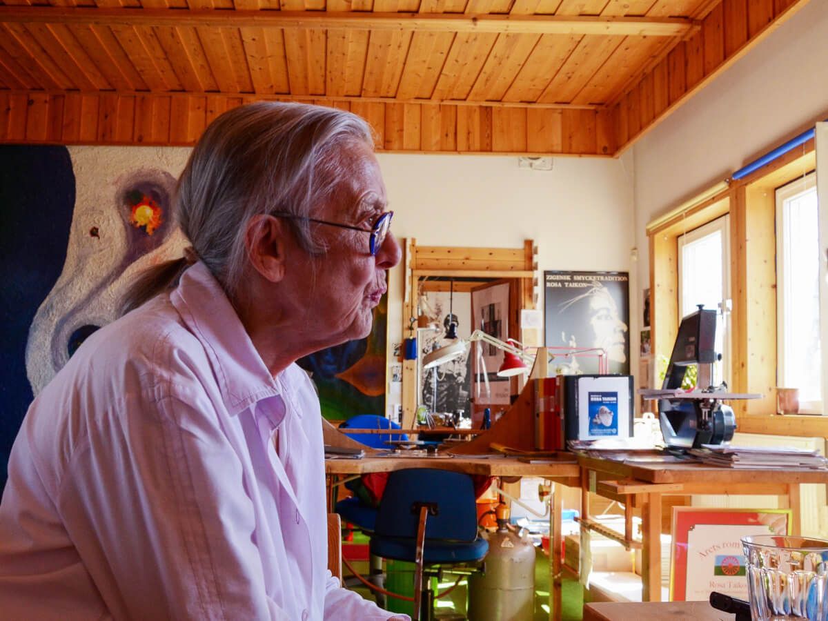 Rosa Taikon i sin ateljé 2014.