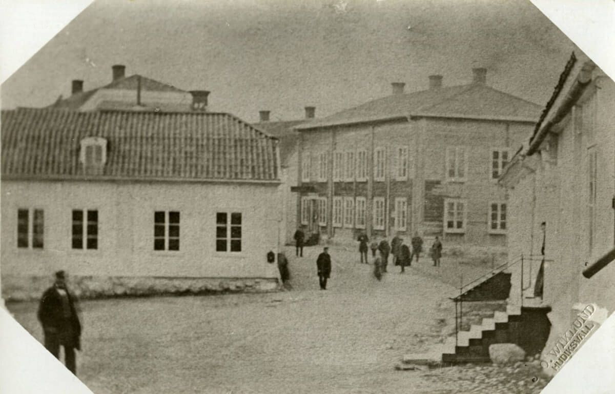 Ett torg med ett fåtal människor.