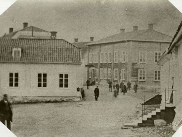 Ett torg med ett fåtal människor.
