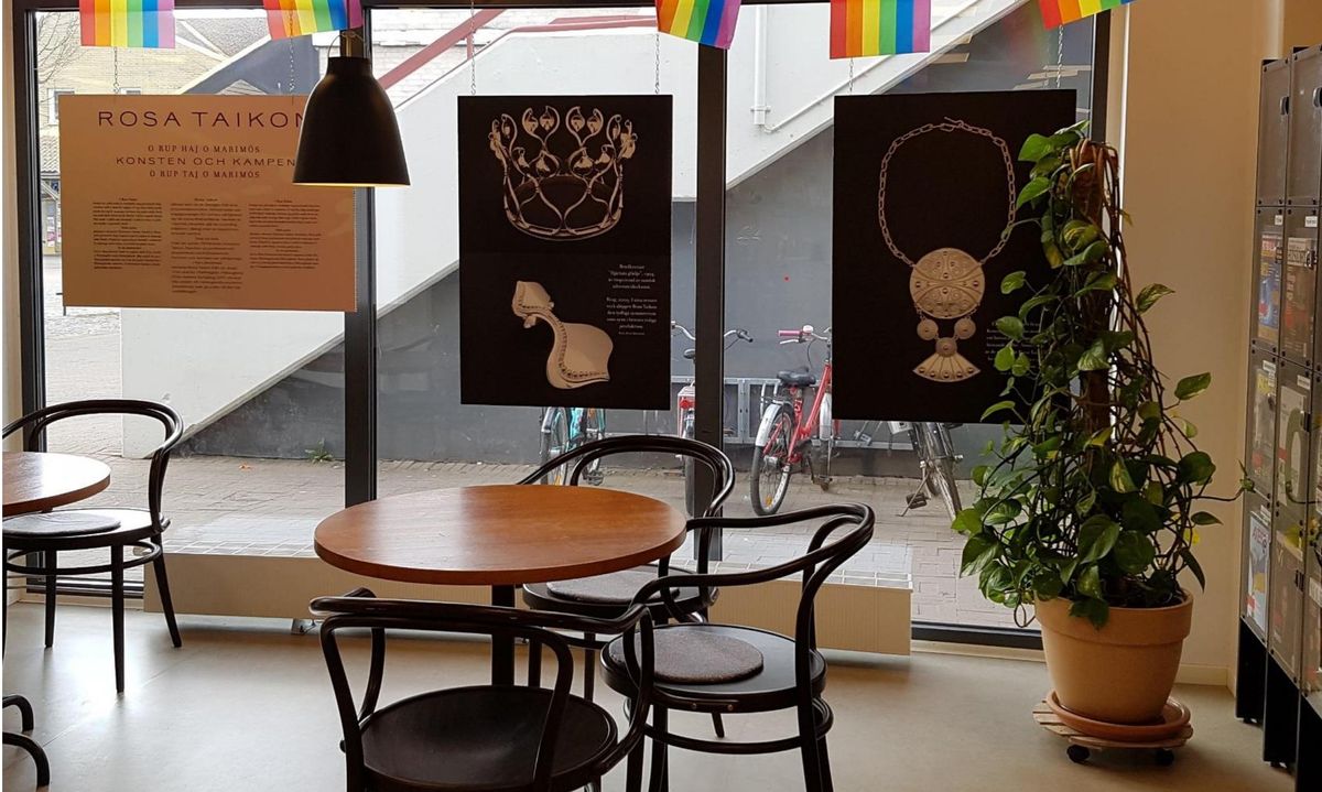 Bild från Oxie bibliotek där bilder från vandringsutställningen är upphängda framför fönsterna.