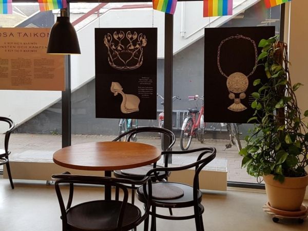 Bild från Oxie bibliotek där bilder från vandringsutställningen är upphängda framför fönsterna.
