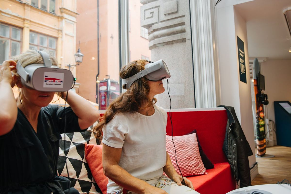 Personer med VR-glasögon.
