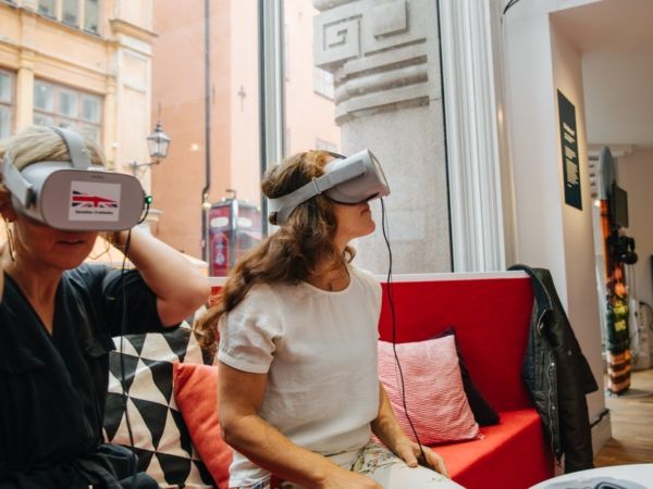 Personer med VR-glasögon.